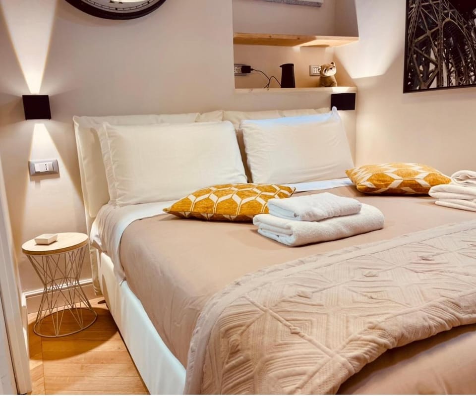 Photo of the whole room, Bedroom, towels