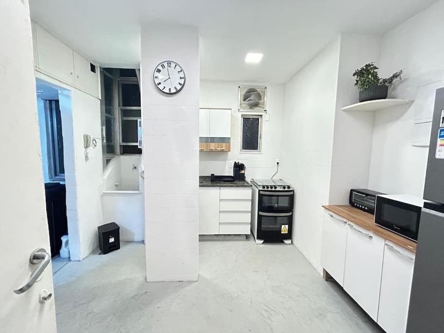 Kitchen or kitchenette, oven, stove