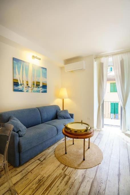 Living room, Seating area, air conditioner
