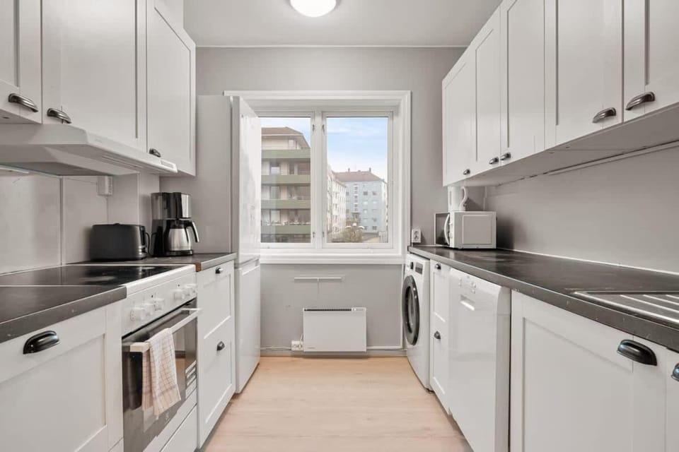 Coffee/tea facilities, Kitchen or kitchenette, oven, stove, toaster, washing machine