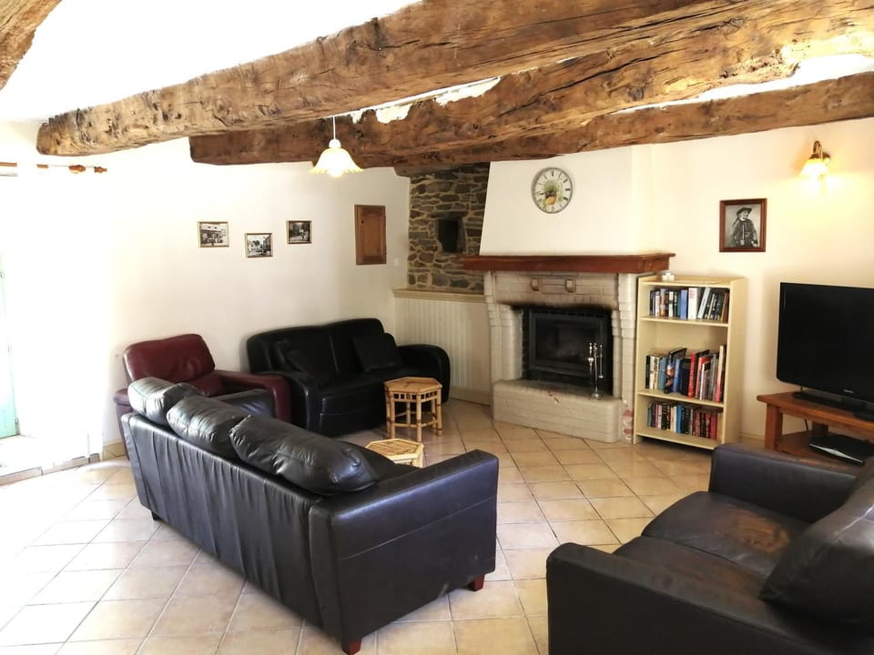 Living room, Seating area, Evening entertainment