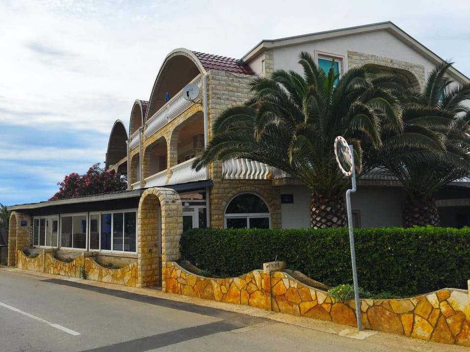 Property building, Patio, Facade/entrance, Garden, Balcony/Terrace, Lobby or reception, Garden view, Street view
