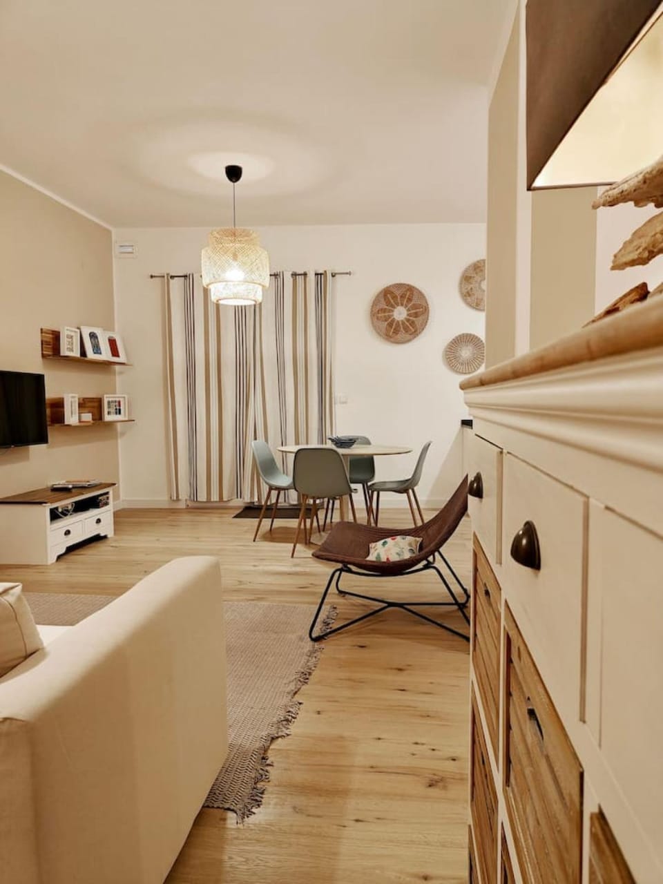 TV and multimedia, Living room, Decorative detail, Seating area