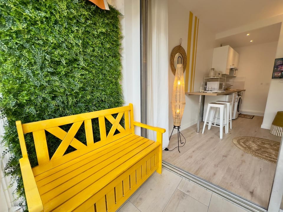 Patio, Living room