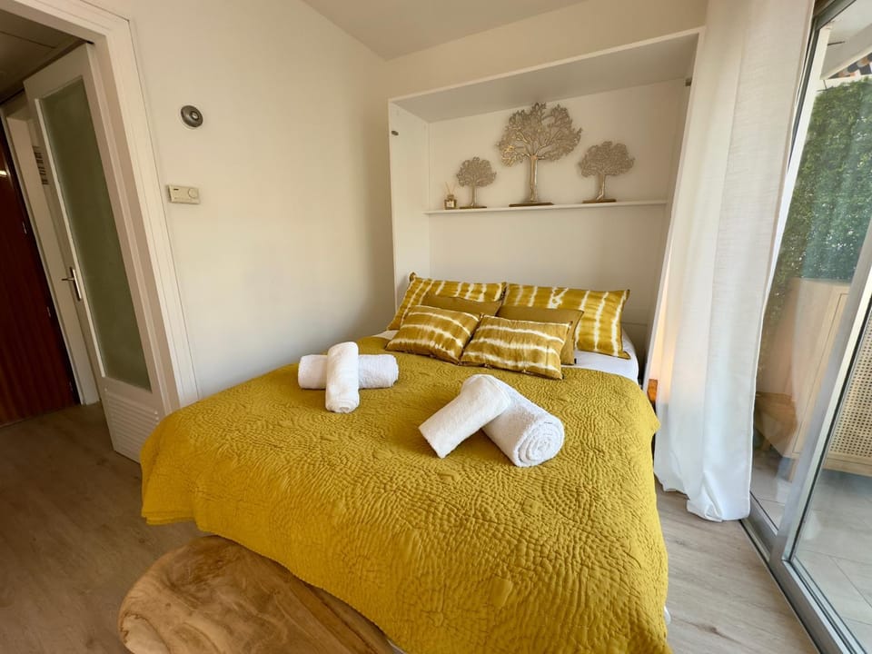 Bed, Bedroom, towels