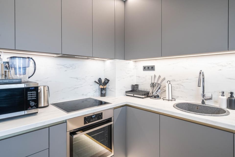 Coffee/tea facilities, Kitchen or kitchenette, dishwasher, stove, toaster