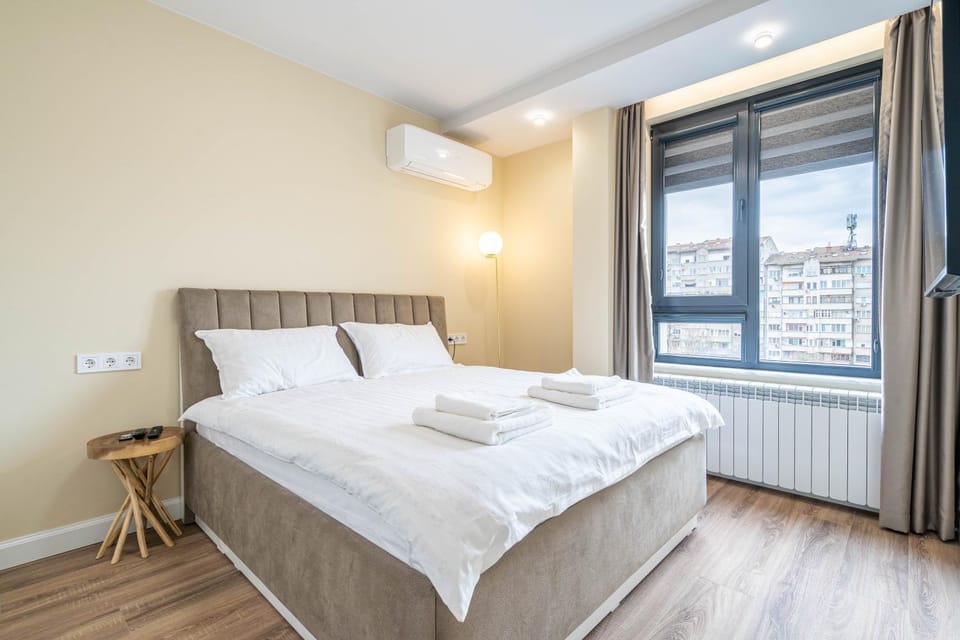 Bed, Photo of the whole room, Bedroom, internet, towels, air conditioner