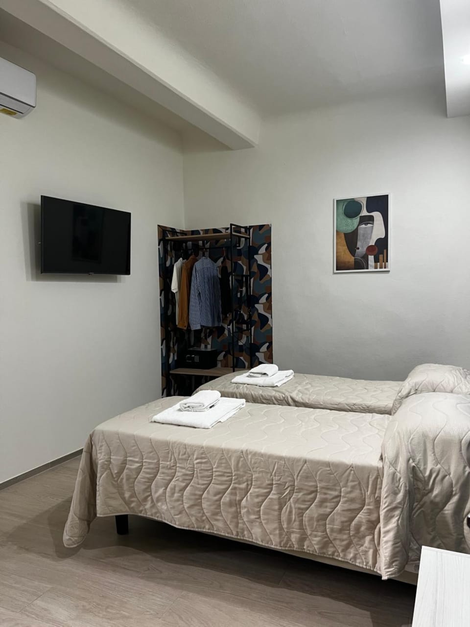 Bed, TV and multimedia, Photo of the whole room, Bedroom