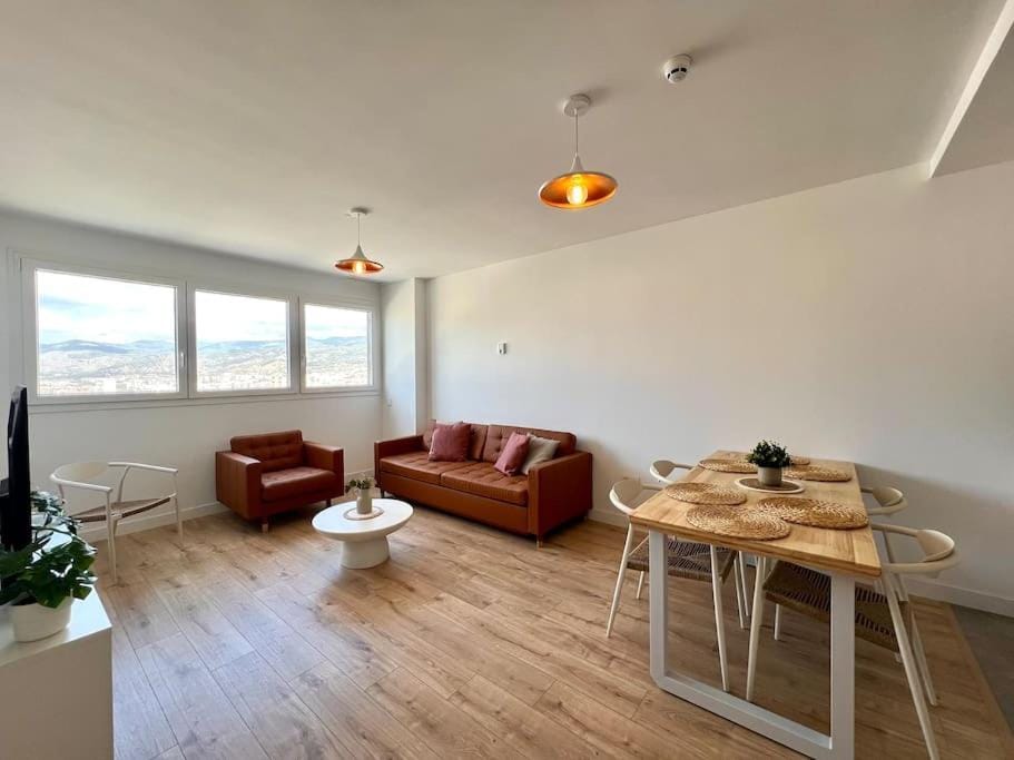 TV and multimedia, Living room, Seating area, Dining area, air conditioner