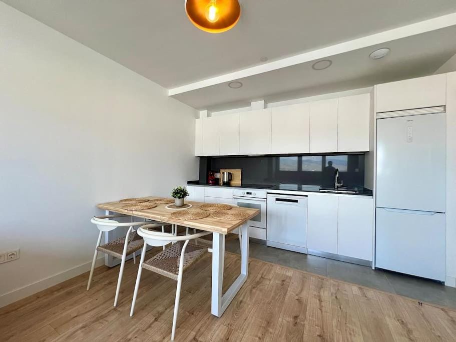 Coffee/tea facilities, Kitchen or kitchenette, Dining area, dishwasher, oven, stove, toaster, air conditioner
