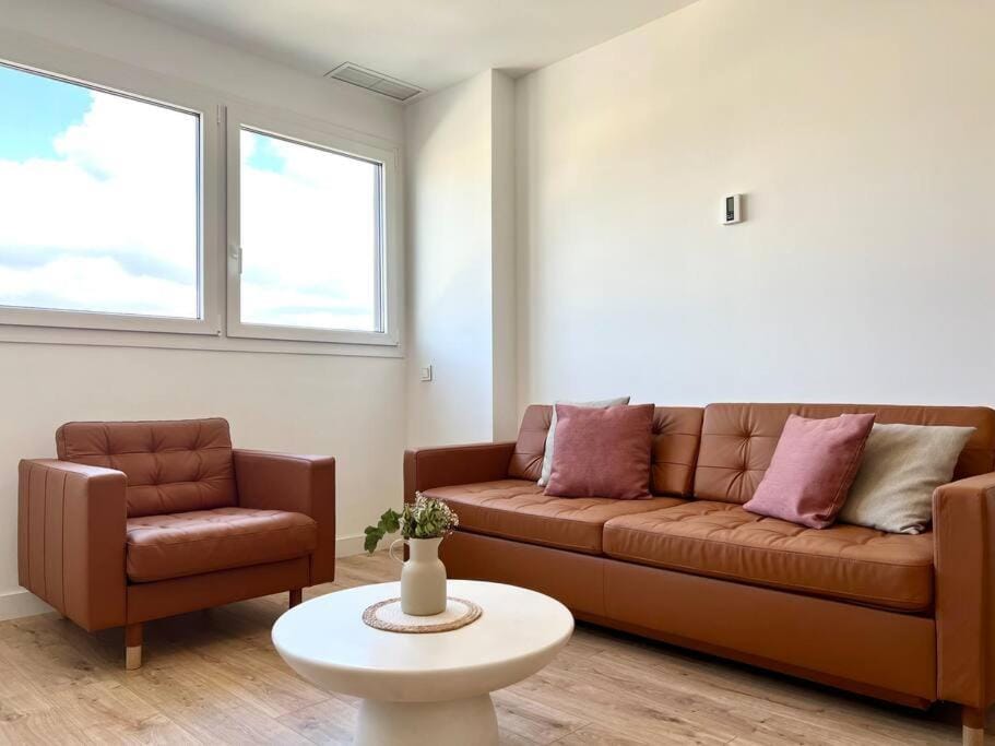 TV and multimedia, Living room, Seating area, air conditioner