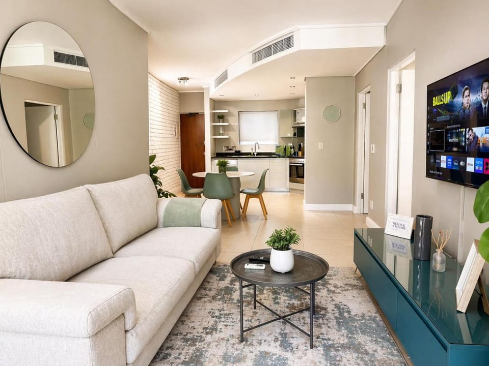TV and multimedia, Kitchen or kitchenette, Living room, Seating area, Dining area