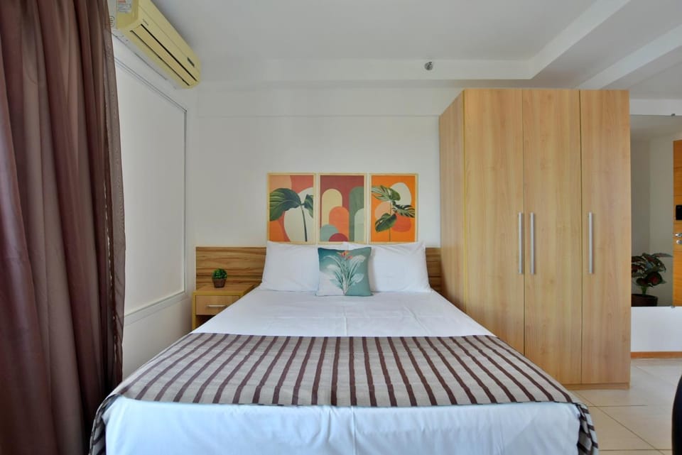 Photo of the whole room, wardrobe, air conditioner