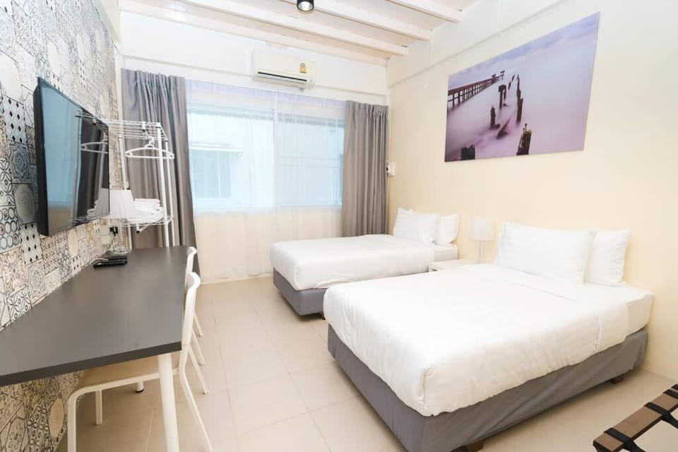 Bed, TV and multimedia, Bedroom