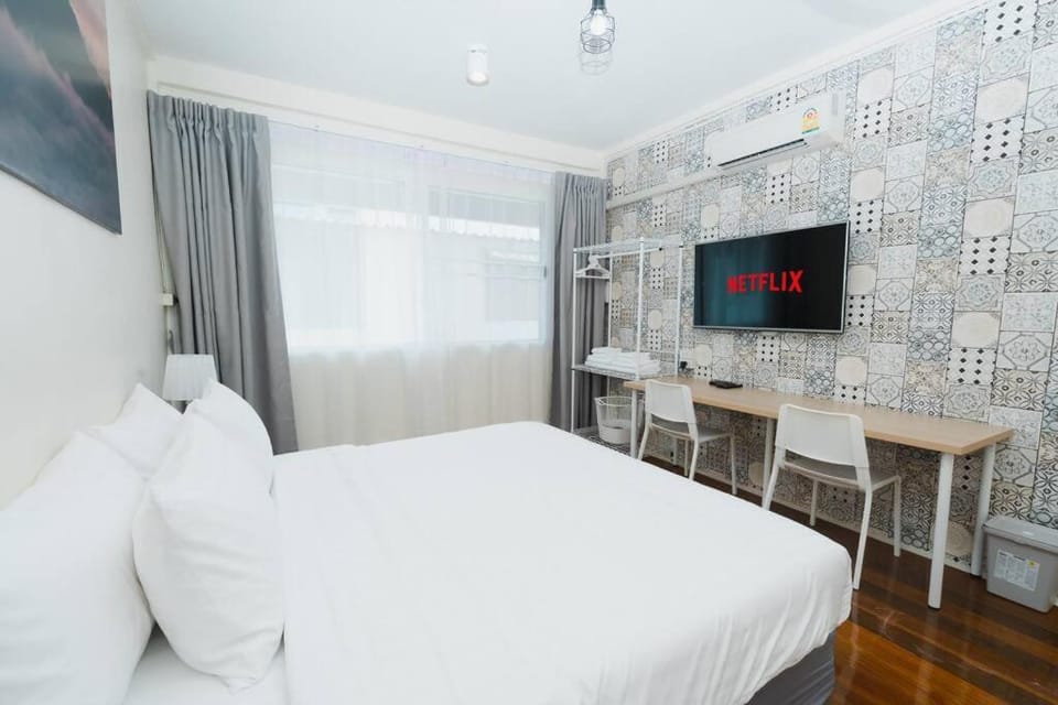 Bed, TV and multimedia, Photo of the whole room, Bedroom