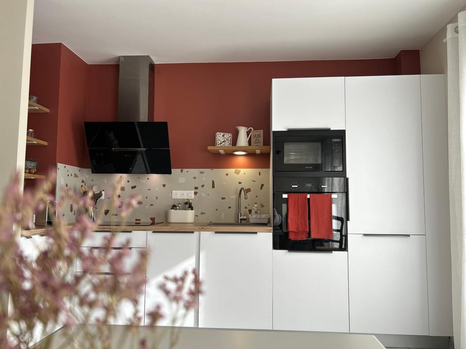 Coffee/tea facilities, Kitchen or kitchenette, dishwasher, oven, stove, toaster