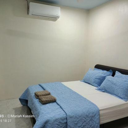 Bed, Bedroom, towels, air conditioner