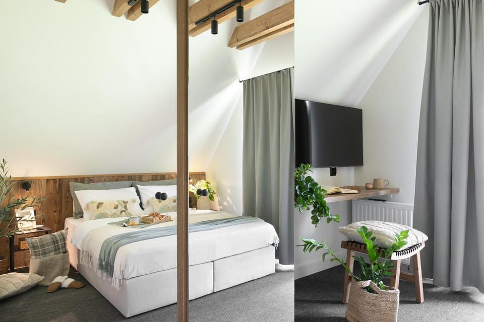 Bed, TV and multimedia, Bedroom