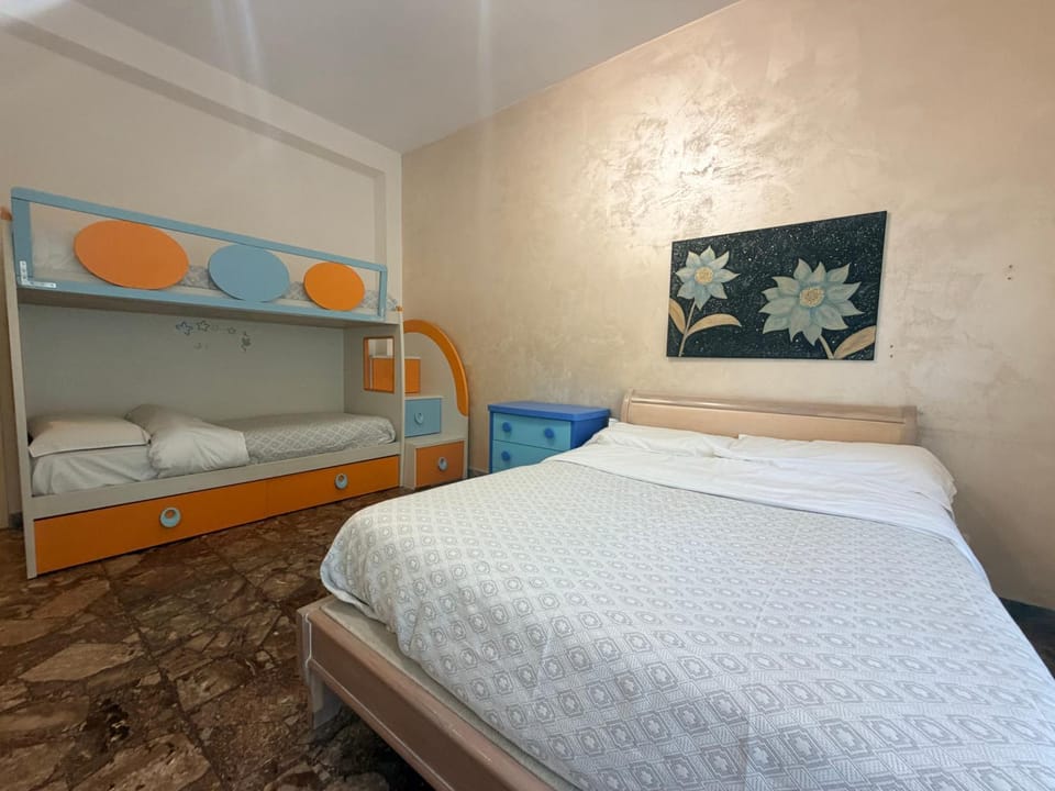 Bed, Photo of the whole room, Bedroom, bunk bed