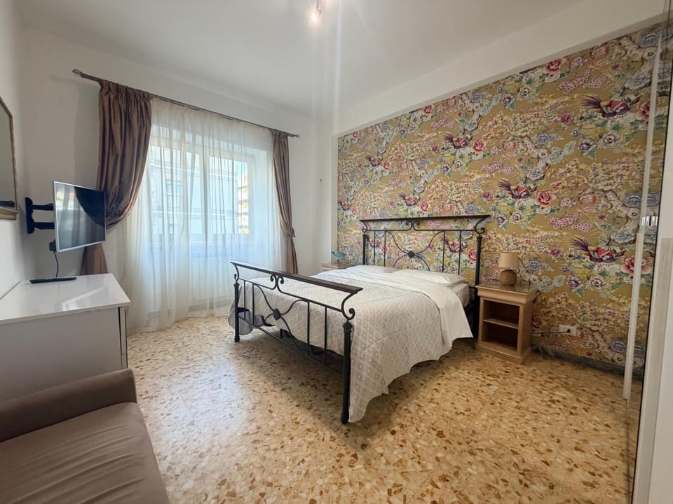 TV and multimedia, Photo of the whole room, Bedroom