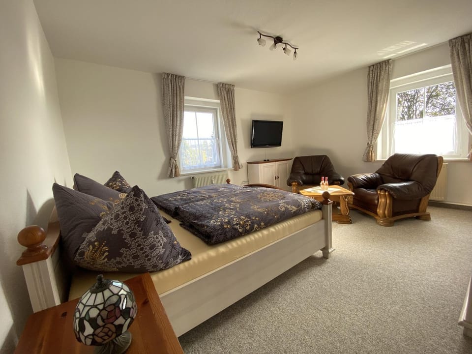 TV and multimedia, Seating area, Bedroom