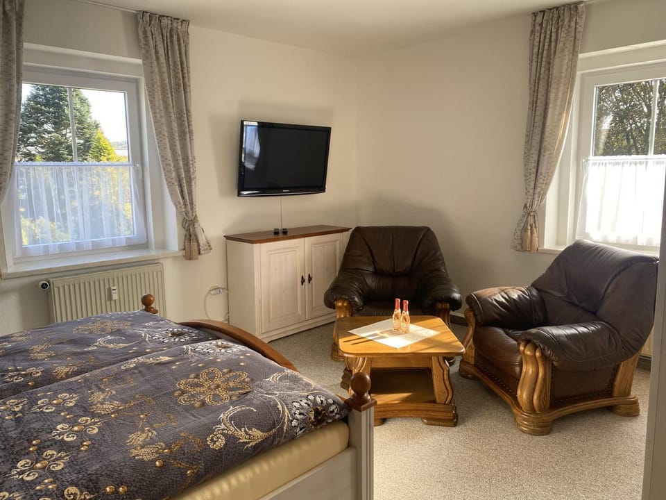 TV and multimedia, Seating area, Bedroom