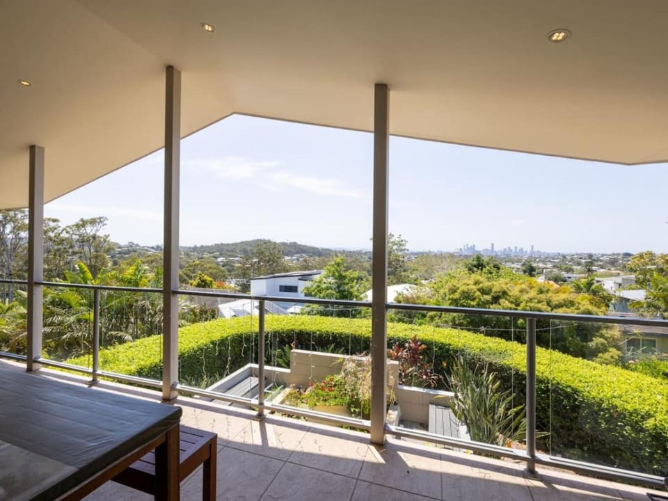 Stunning City View 5BR with Balcony near Malls Uni and CBD House in Brisbane