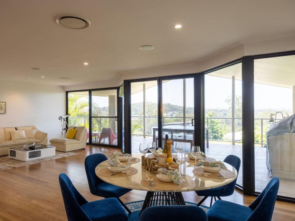 Stunning City View 5BR with Balcony near Malls Uni and CBD House in Brisbane