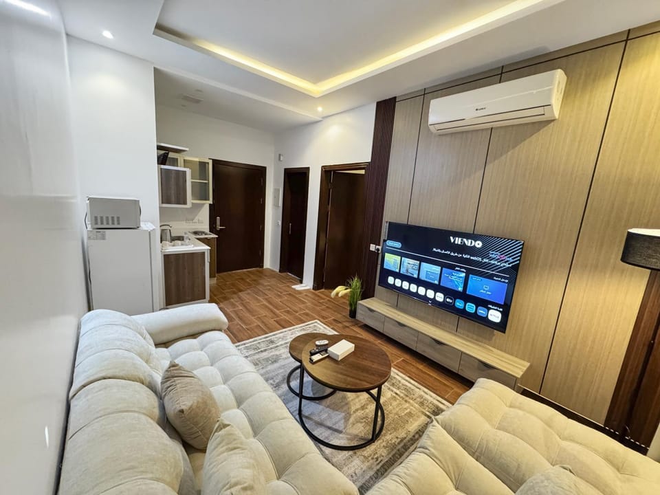 Communal lounge/ TV room, TV and multimedia, Kitchen or kitchenette, Living room, Seating area, air conditioner