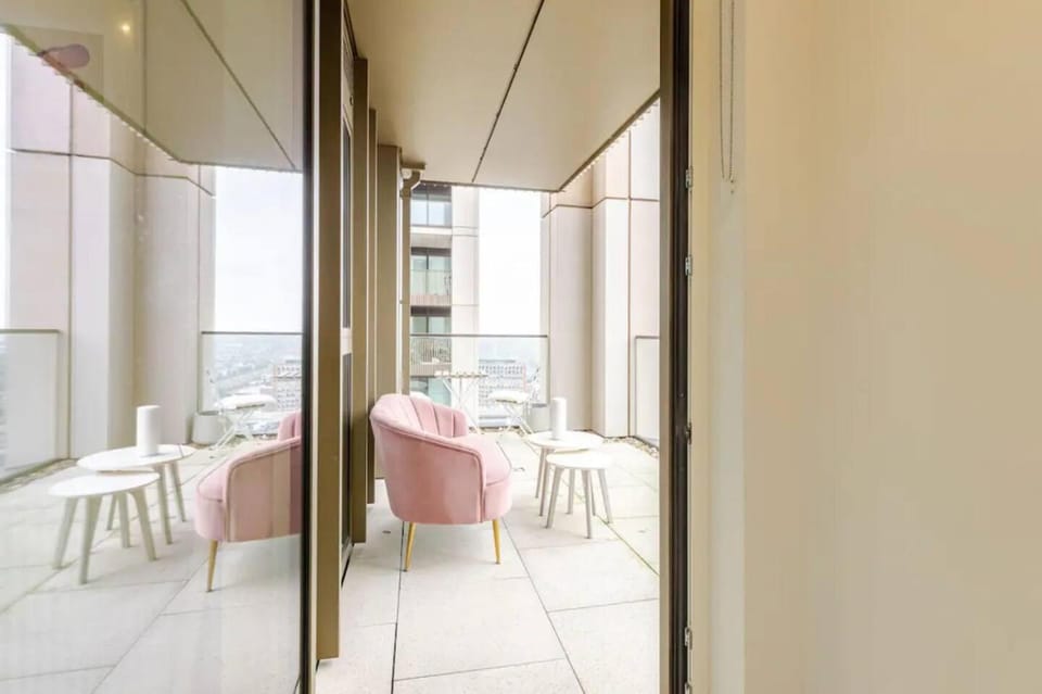 Niru Experience Skyview Penthouse Apartment in London