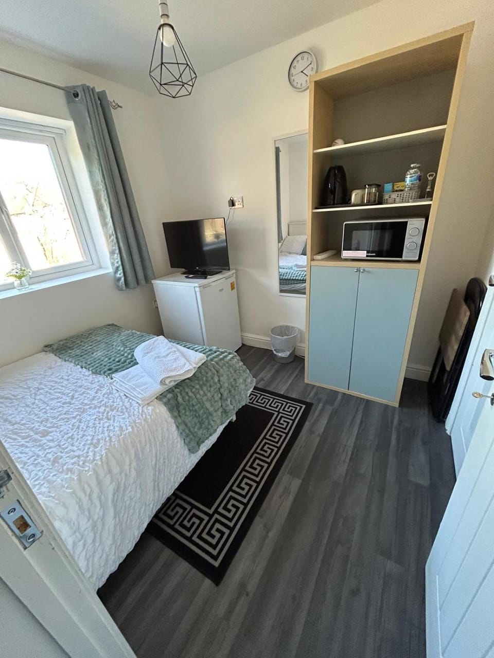 Bed, TV and multimedia, Photo of the whole room, Bedroom