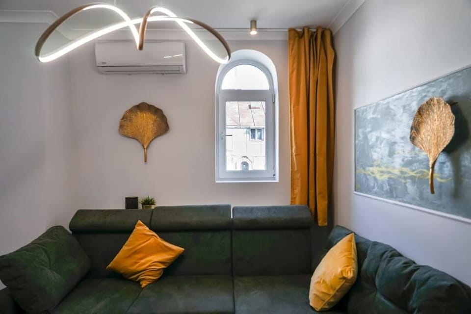 Chic 2BR Apartment - Ateneu - City Center Apartment in Bucharest