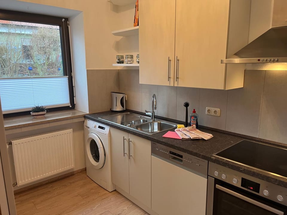 Kitchen or kitchenette, dishwasher, oven, washing machine