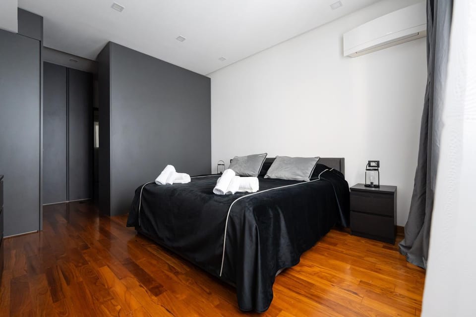 Chiaia-Piazza Amedeo Close Metro Station and Sea Apartment in Naples