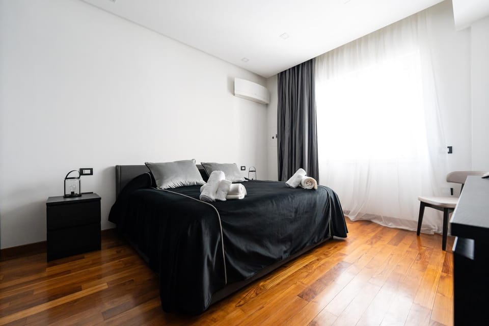 Chiaia-Piazza Amedeo Close Metro Station and Sea Apartment in Naples