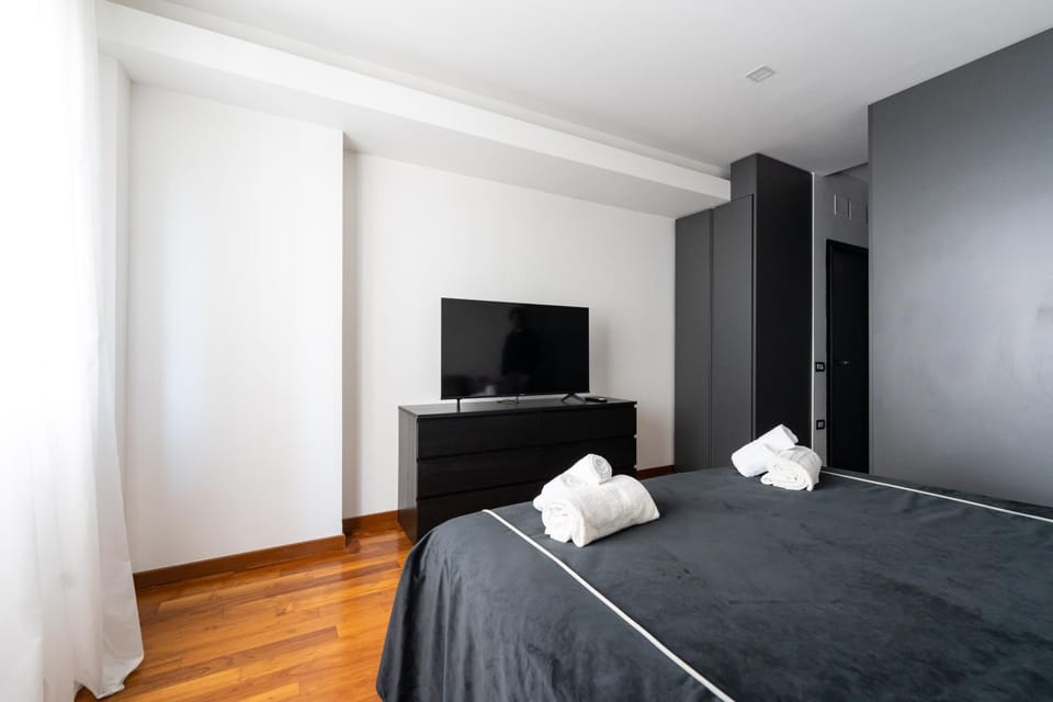 Chiaia-Piazza Amedeo Close Metro Station and Sea Apartment in Naples