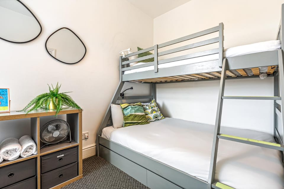 Bed, Bedroom, bunk bed