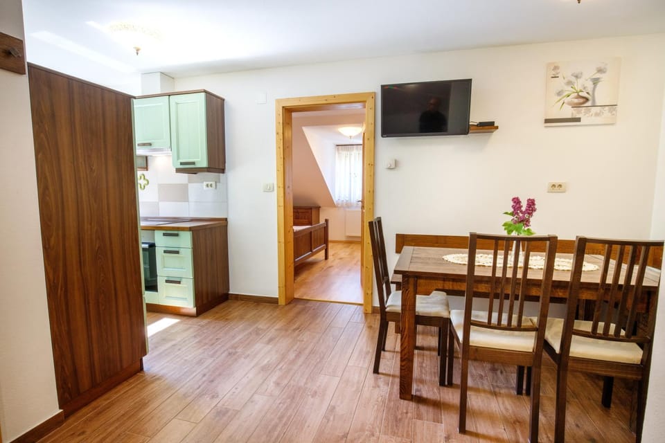 TV and multimedia, Kitchen or kitchenette, Living room, Seating area, Dining area