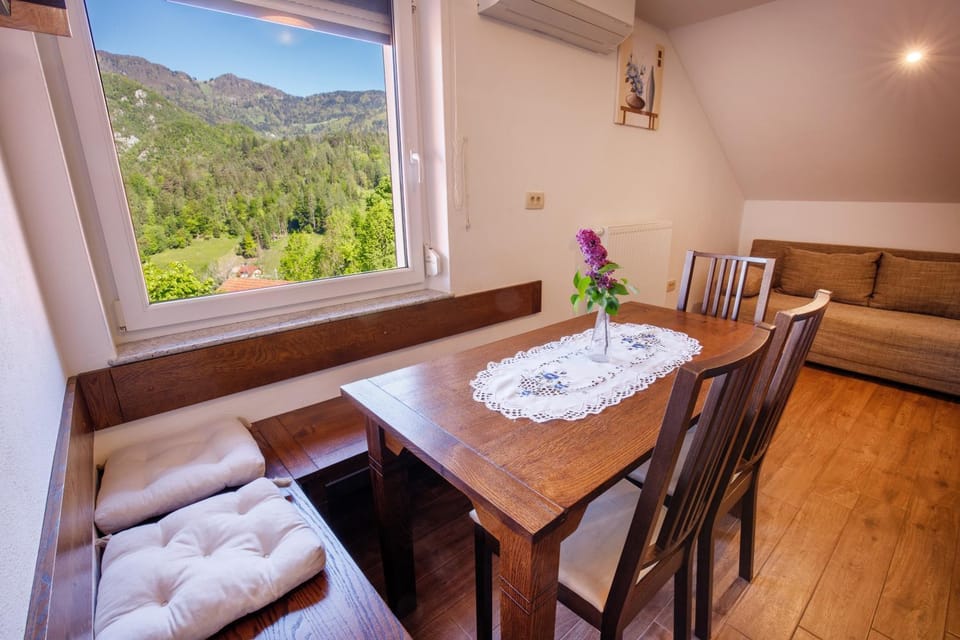 View (from property/room), Seating area, Dining area, Mountain view