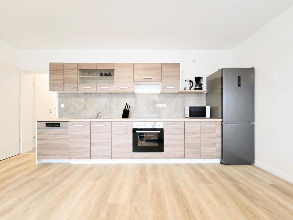 Coffee/tea facilities, dishwasher, microwave, oven, stove, kitchen
