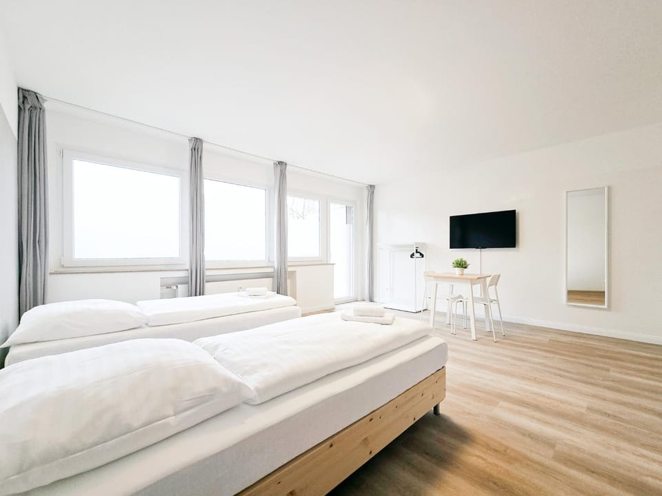 Bed, TV and multimedia, Photo of the whole room, Bedroom, heating, towels, wardrobe