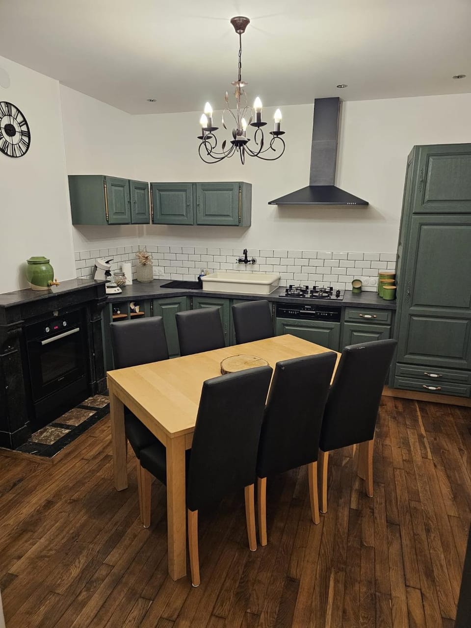 Kitchen or kitchenette, Dining area, stove