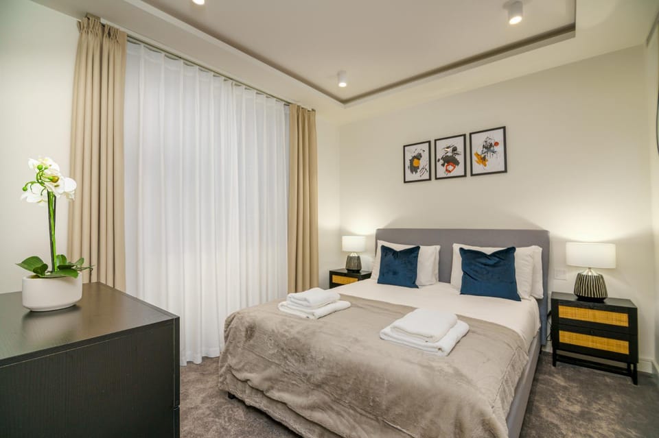 Bed, View (from property/room), Photo of the whole room, Decorative detail, Decorative detail, Bedroom, towels