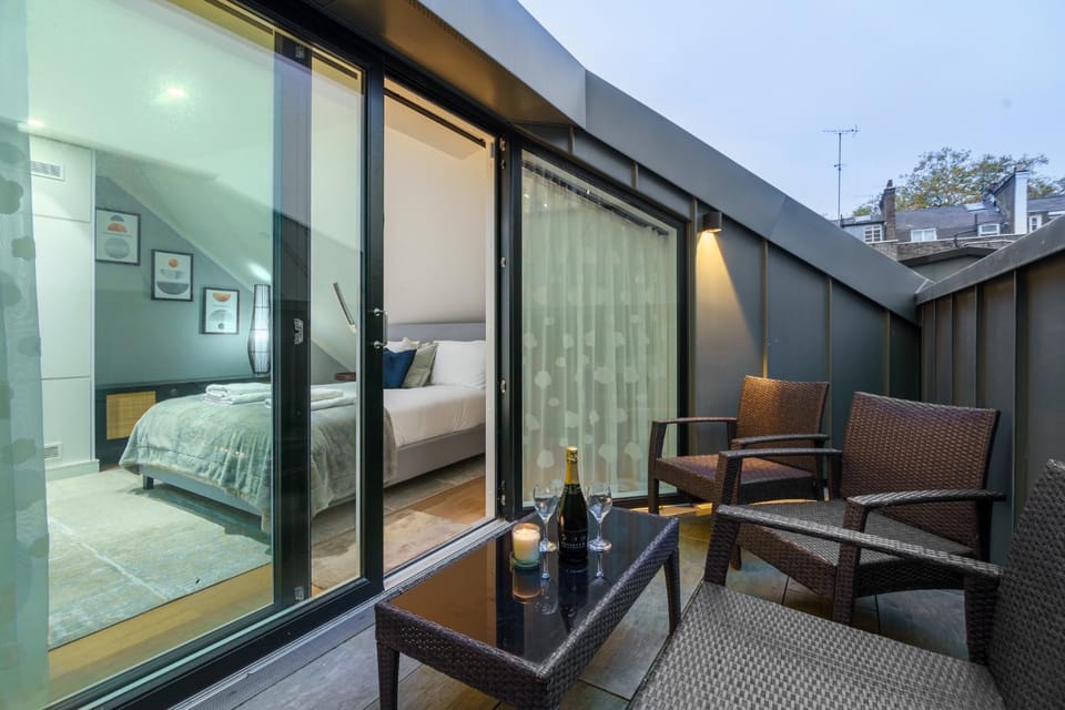 Bed, View (from property/room), Balcony/Terrace, Balcony/Terrace, Photo of the whole room, Seating area, Bedroom
