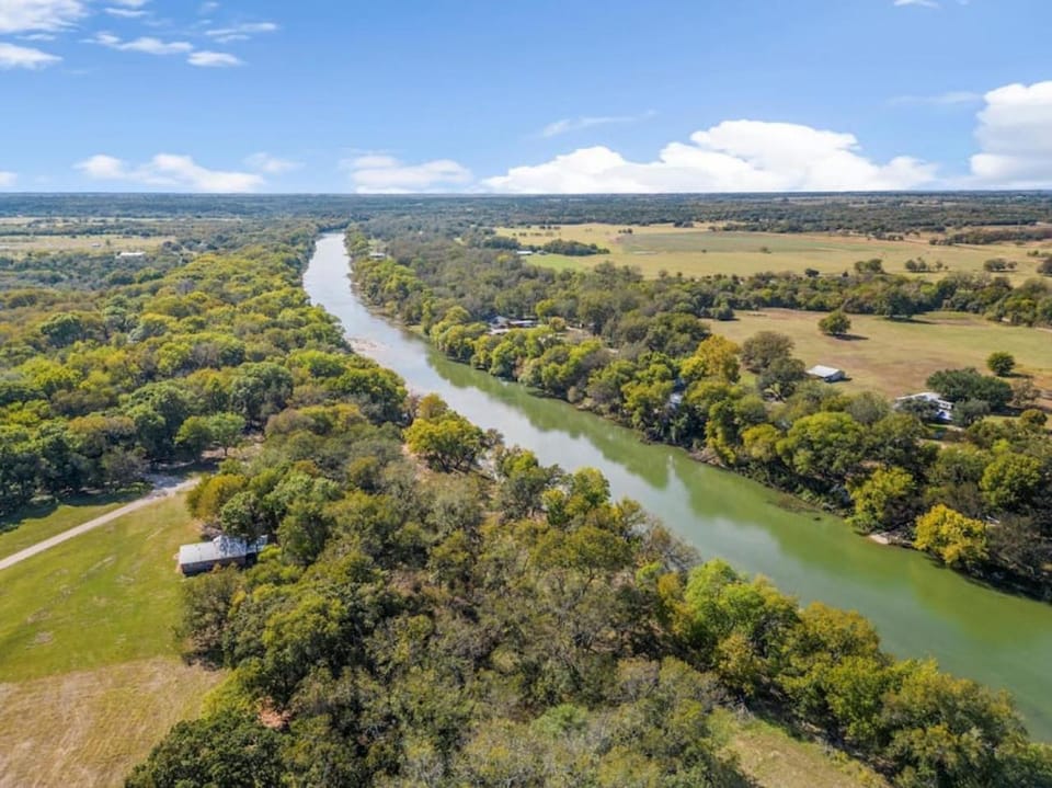 Brazos Riverside Cottage - Family, Fun Getaway House in Rio Grande