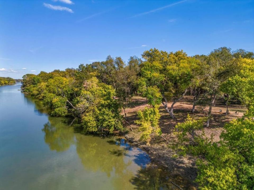 Brazos Riverside Cottage - Family, Fun Getaway House in Rio Grande