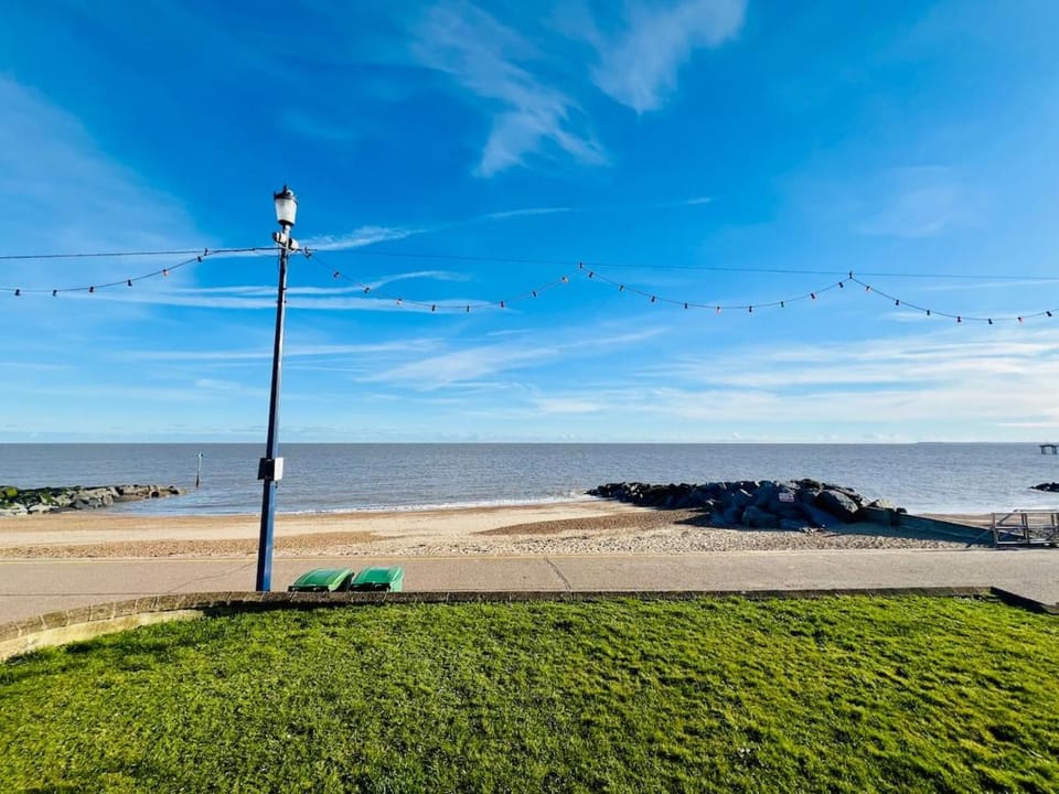 Stunning 3 bedroom flat for 5 people overlooking the sea 2A Apartment in Felixstowe