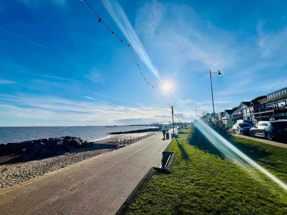 Stunning 3 bedroom flat for 5 people overlooking the sea 2A Apartment in Felixstowe