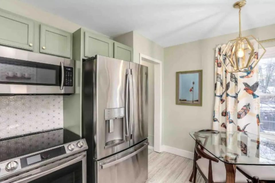 Backyard Parking Washer Dryer Air Conditioning Smart TV Full Kitchen House in Berkley