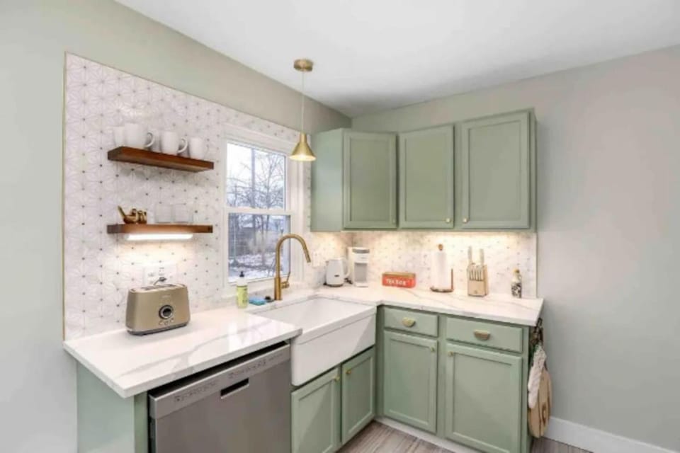 Backyard Parking Washer Dryer Air Conditioning Smart TV Full Kitchen House in Berkley